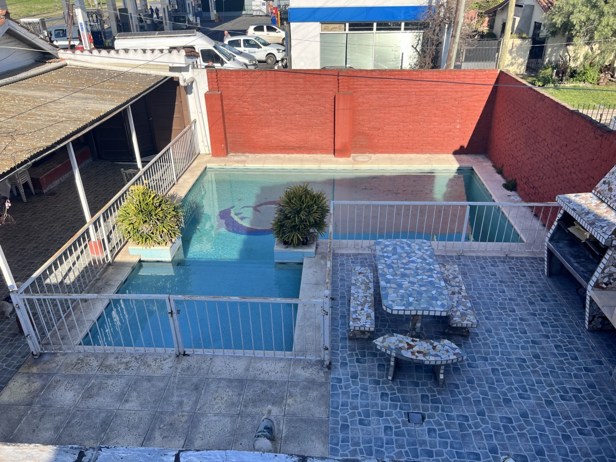 Chalet 6 Ambientes y 3 Locales - Ciudad Evita
