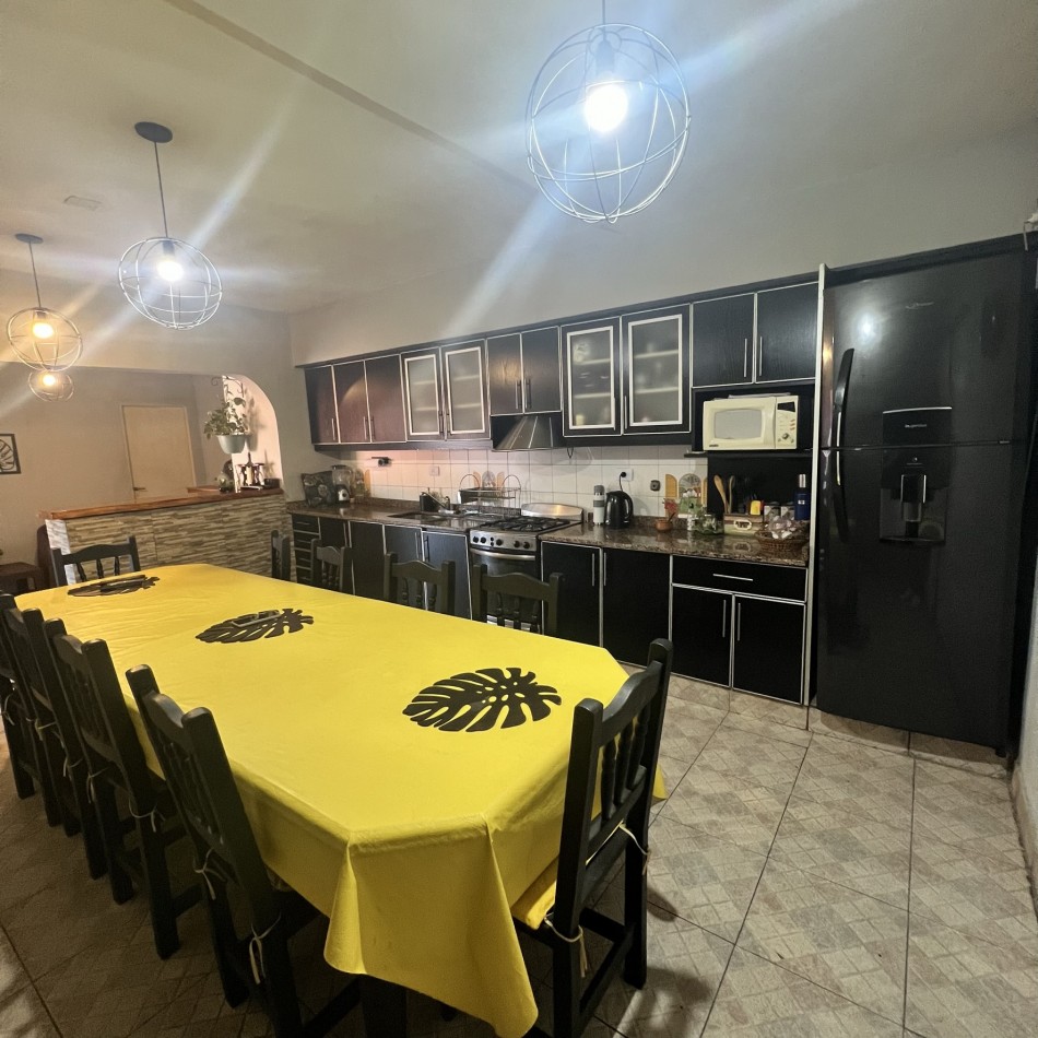 Chalet 6 Ambientes y 3 Locales - Ciudad Evita