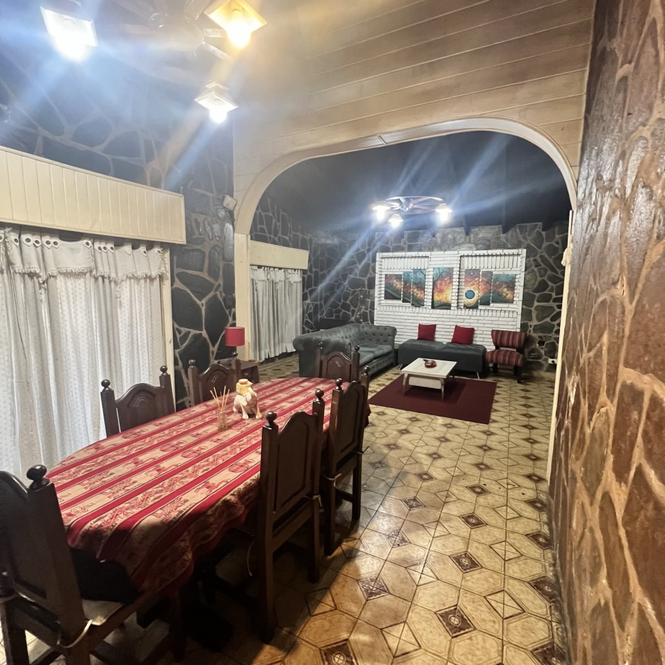 Chalet 6 Ambientes y 3 Locales - Ciudad Evita