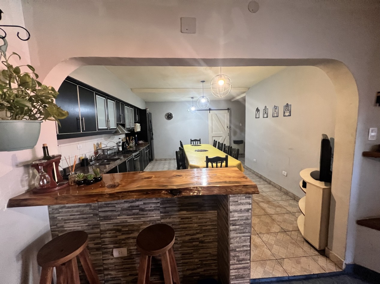 Chalet 6 Ambientes y 3 Locales - Ciudad Evita
