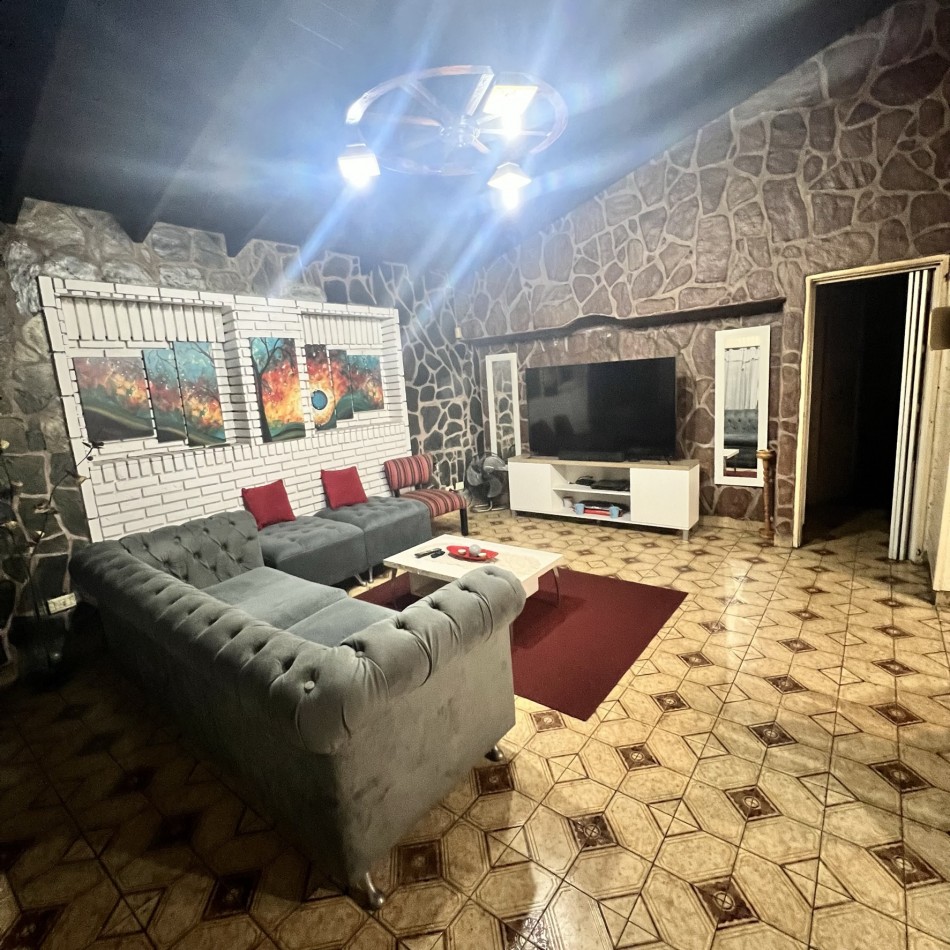 Chalet 6 Ambientes y 3 Locales - Ciudad Evita