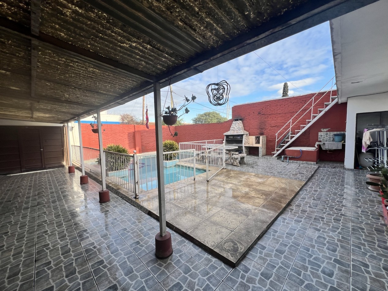 Chalet 6 Ambientes y 3 Locales - Ciudad Evita
