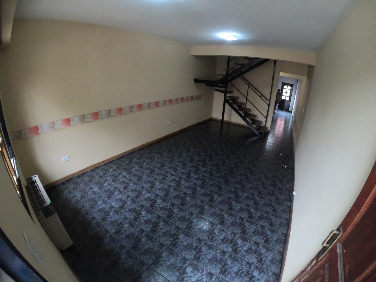 Casa en Venta de 2 Dorm. C/ Cochera en Ciudad Evita