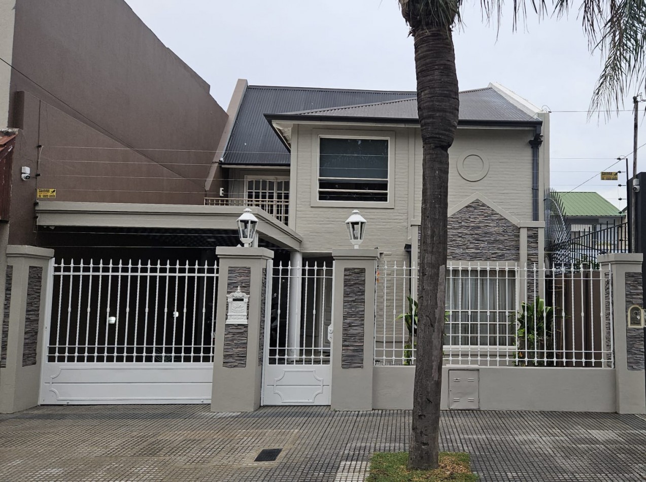 Casa 5 ambientes con piscina, Ramos Mejia