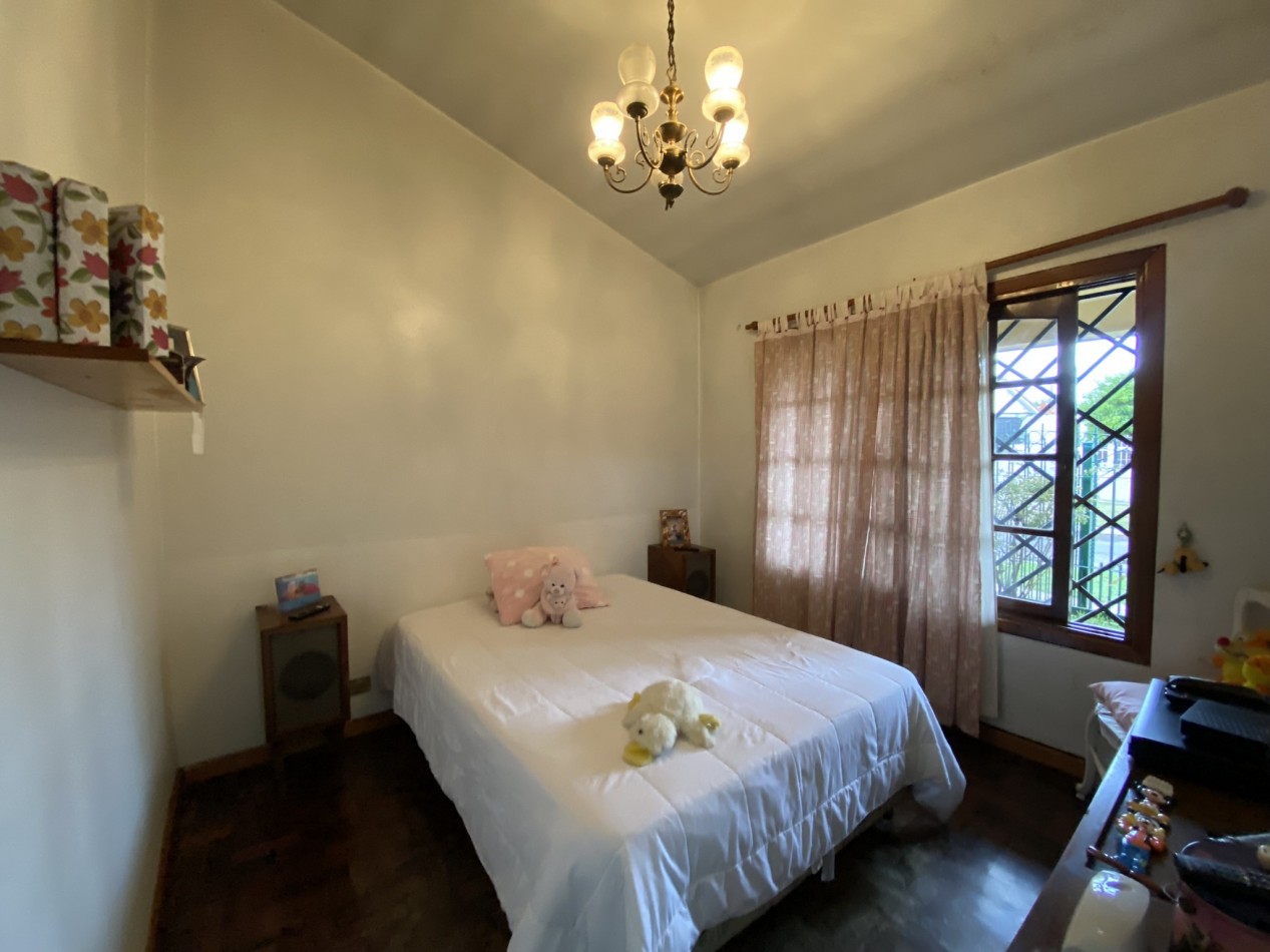 Casa en venta de 3 Dorm. C/Cochera en Ciudad Evita