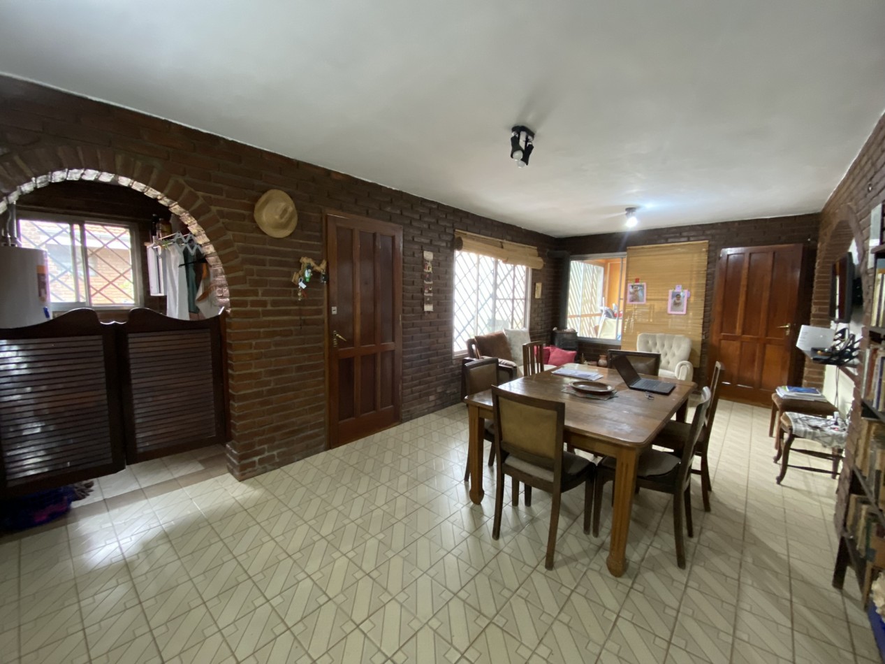 Casa en venta de 3 Dorm. C/Cochera en Ciudad Evita
