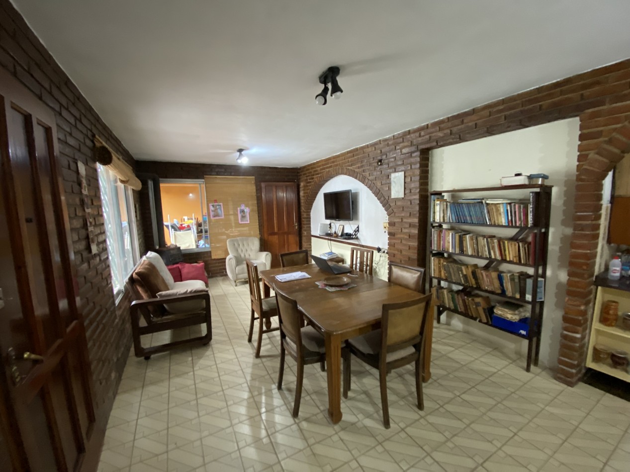 Casa en venta de 3 Dorm. C/Cochera en Ciudad Evita