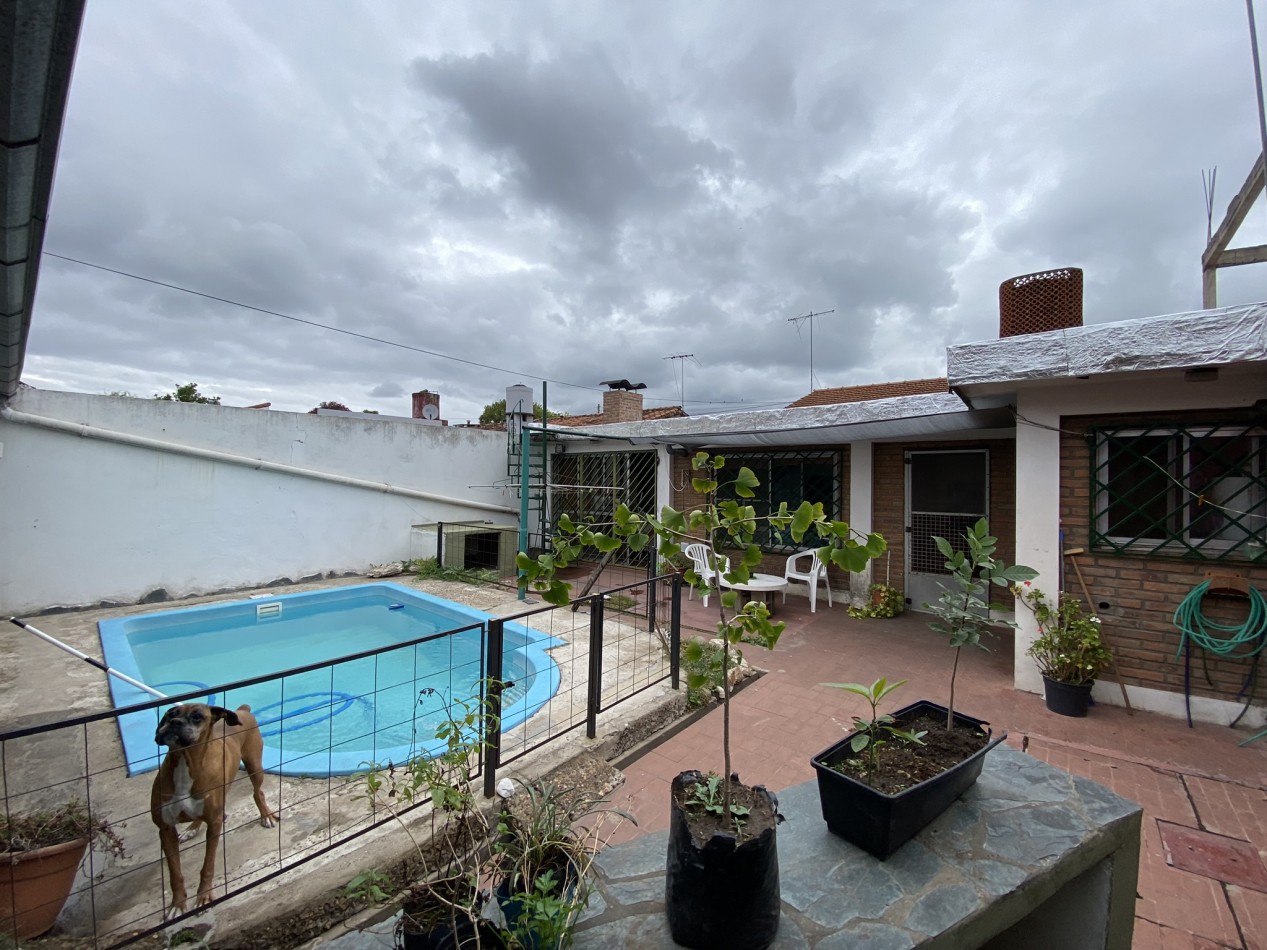 Casa en venta de 3 Dorm. C/Cochera en Ciudad Evita