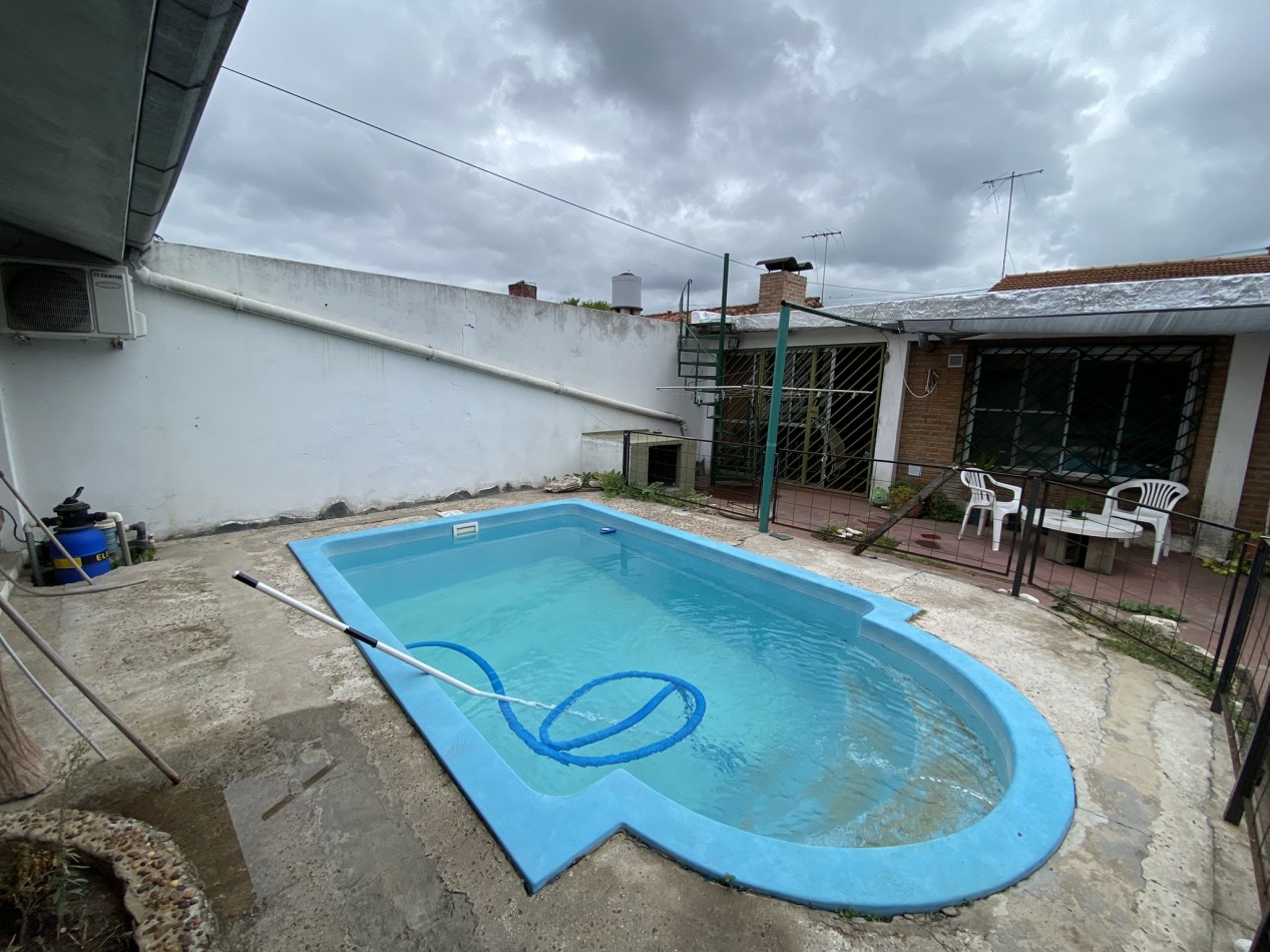 Casa en venta de 3 Dorm. C/Cochera en Ciudad Evita