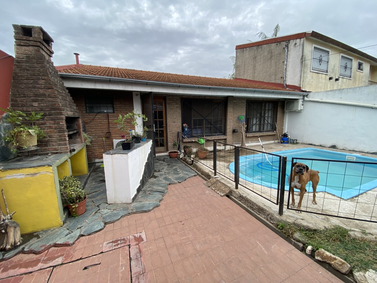 Casa en venta de 3 Dorm. C/Cochera en Ciudad Evita