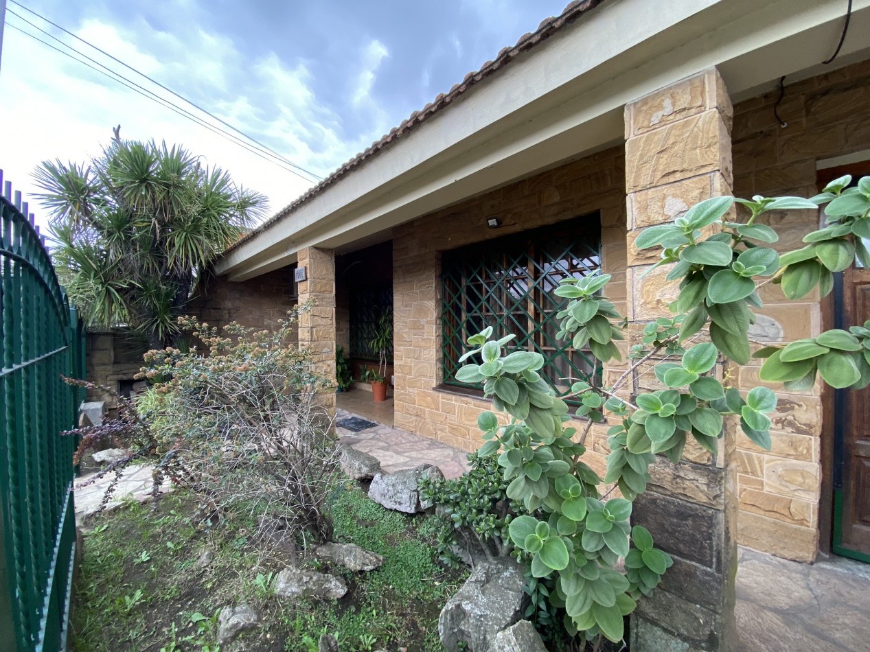 Casa en venta de 3 Dorm. C/Cochera en Ciudad Evita