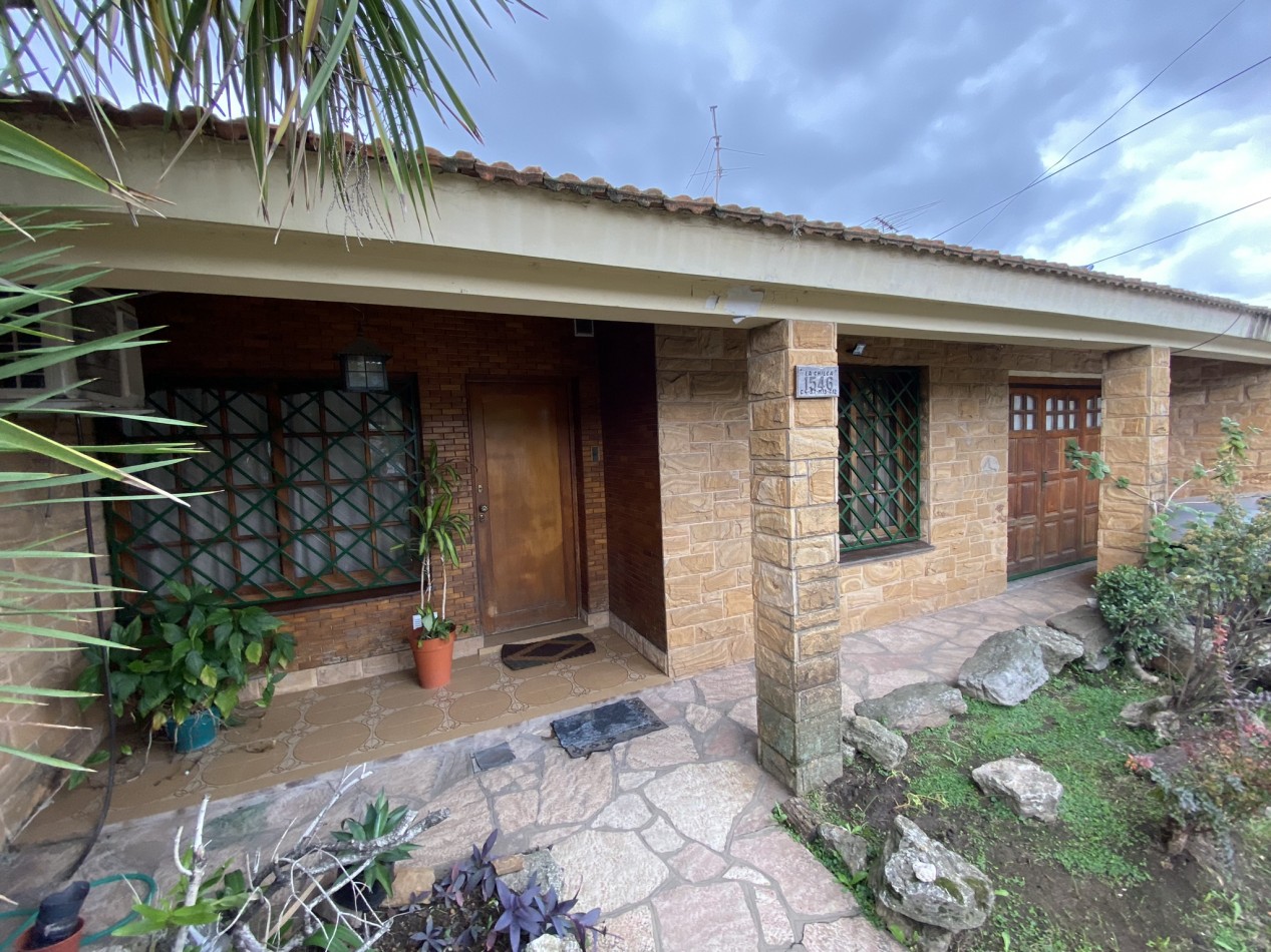 Casa en venta de 3 Dorm. C/Cochera en Ciudad Evita