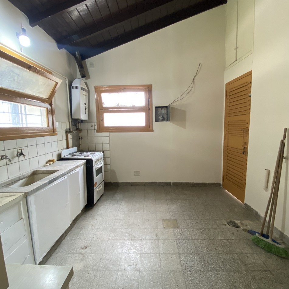 Chalet 3 ambientes con Galpon - Ciudad Evita