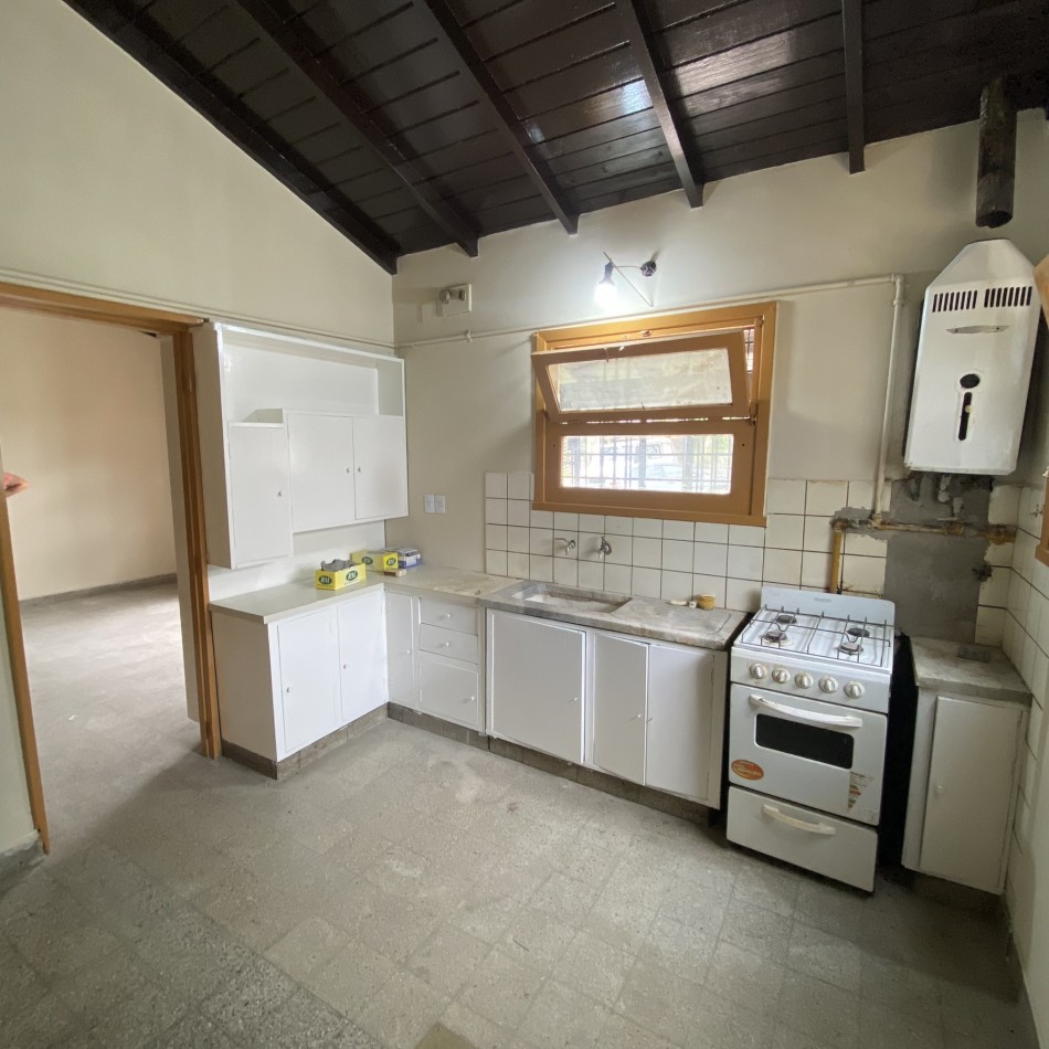 Chalet 3 ambientes con Galpon - Ciudad Evita