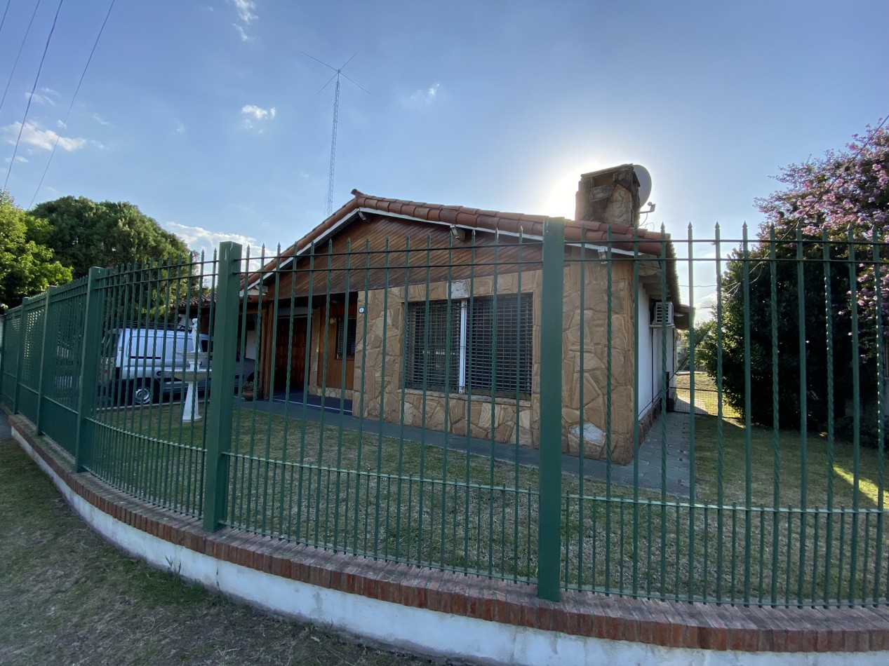Chalet de 3 ambientes con piscina, Ciudad Evita