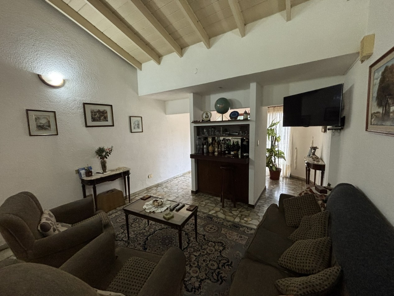 Chalet 5 ambientes con piscina - Circ. 3ra, Ciudad Evita