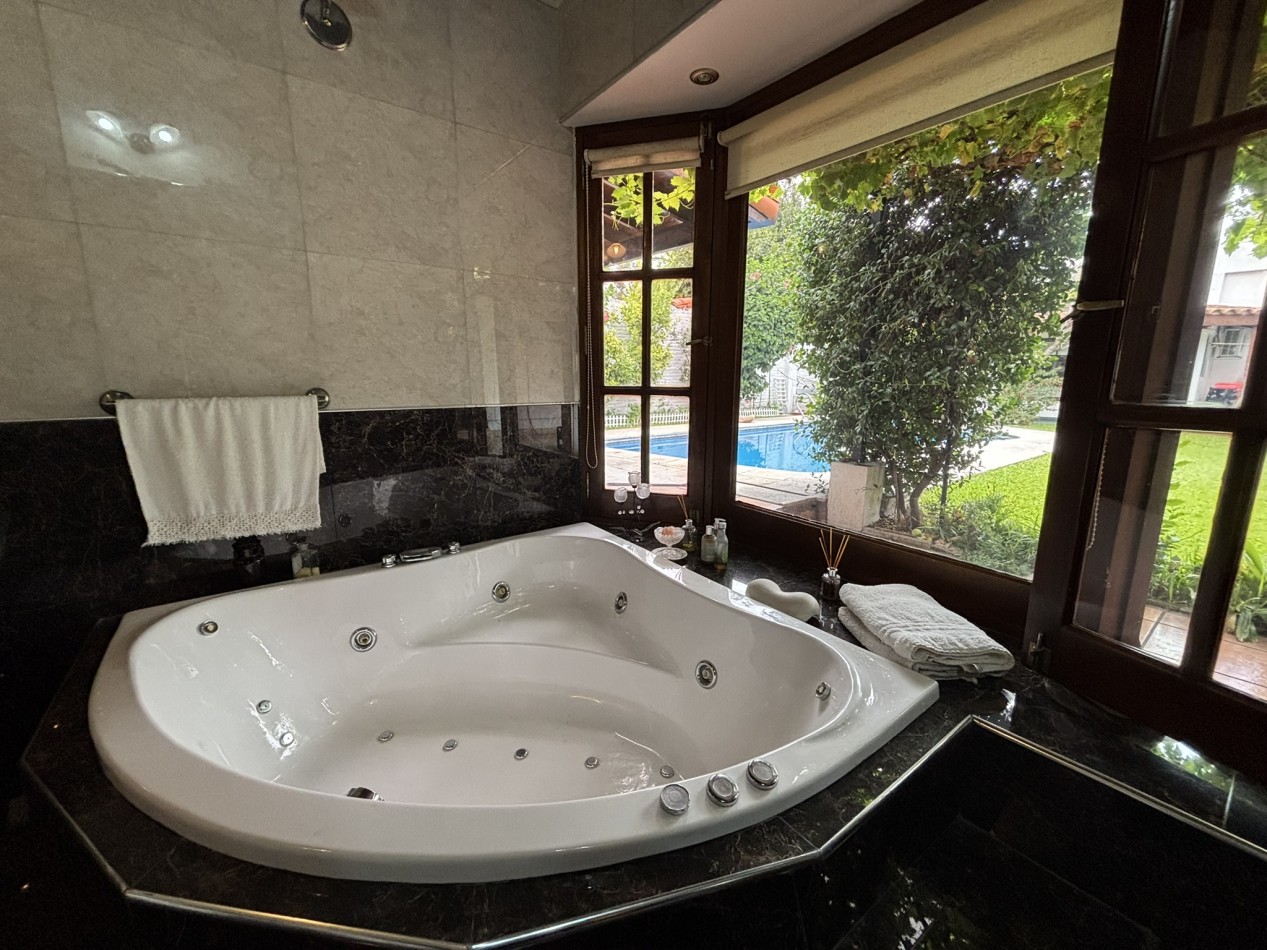 Chalet 5 ambientes con piscina - Circ. 3ra, Ciudad Evita