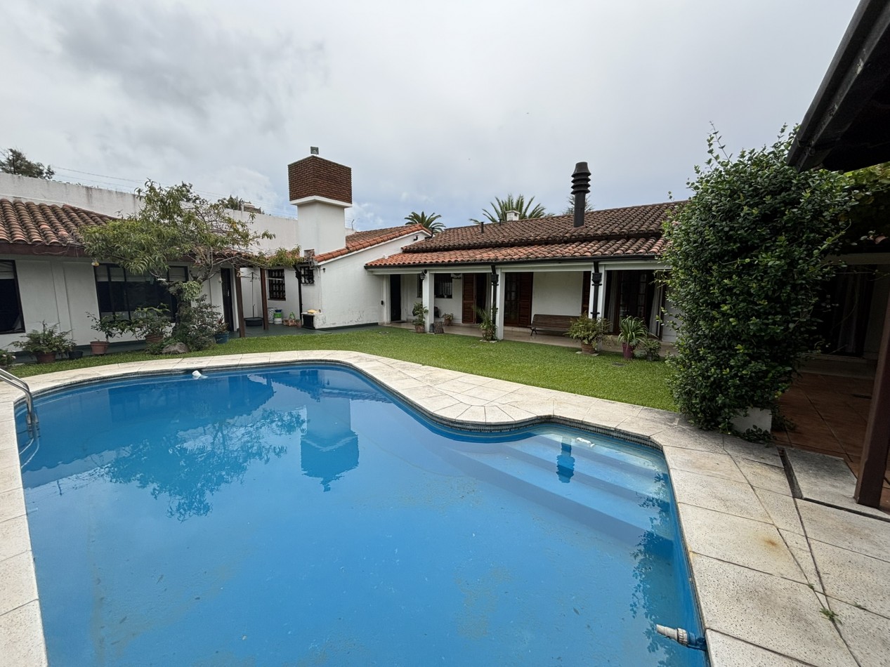Chalet 5 ambientes con piscina - Circ. 3ra, Ciudad Evita