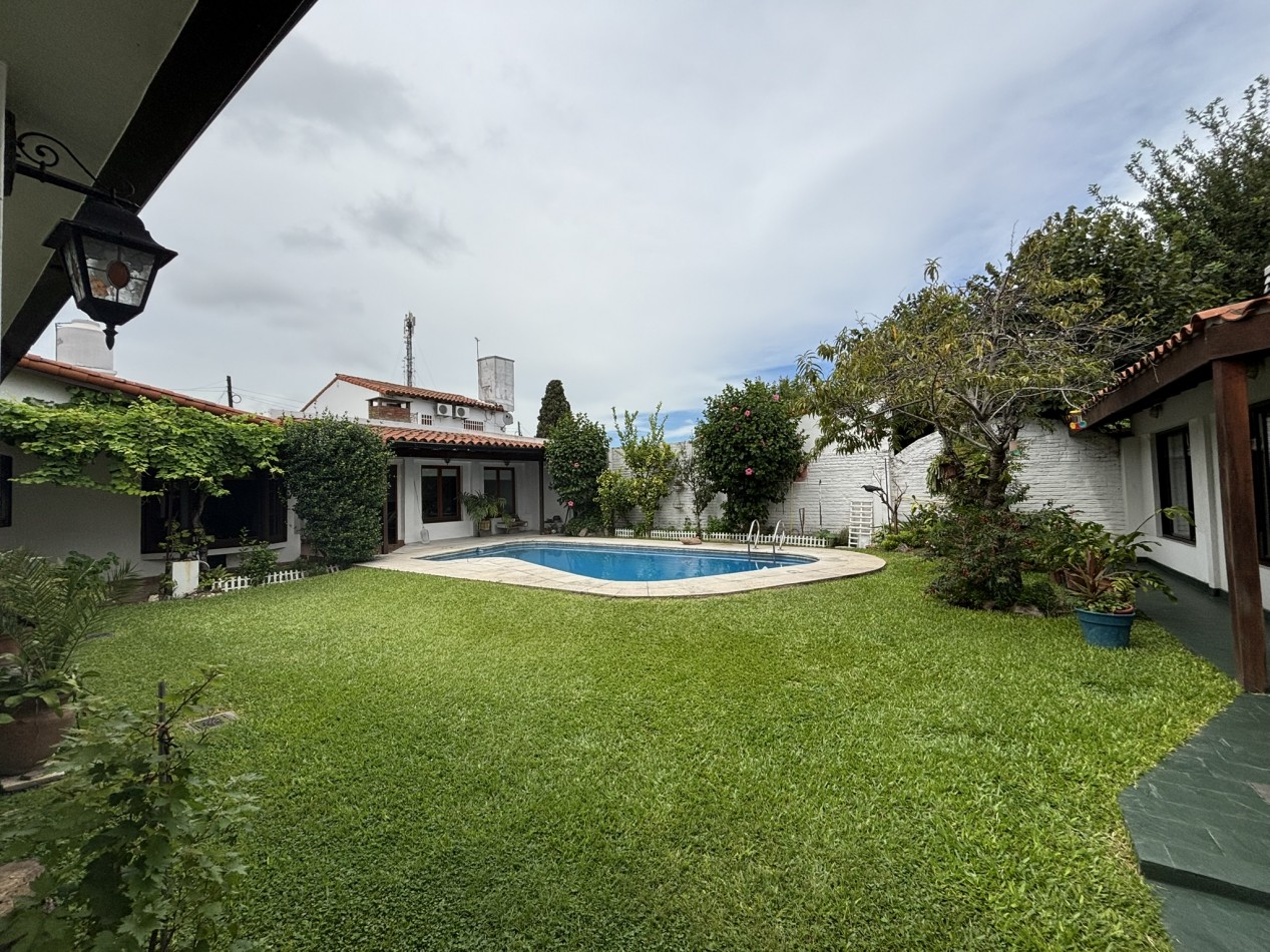 Chalet 5 ambientes con piscina - Circ. 3ra, Ciudad Evita