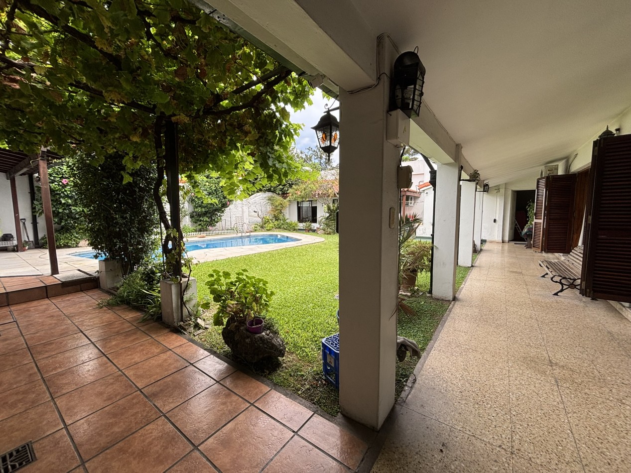 Chalet 5 ambientes con piscina - Circ. 3ra, Ciudad Evita
