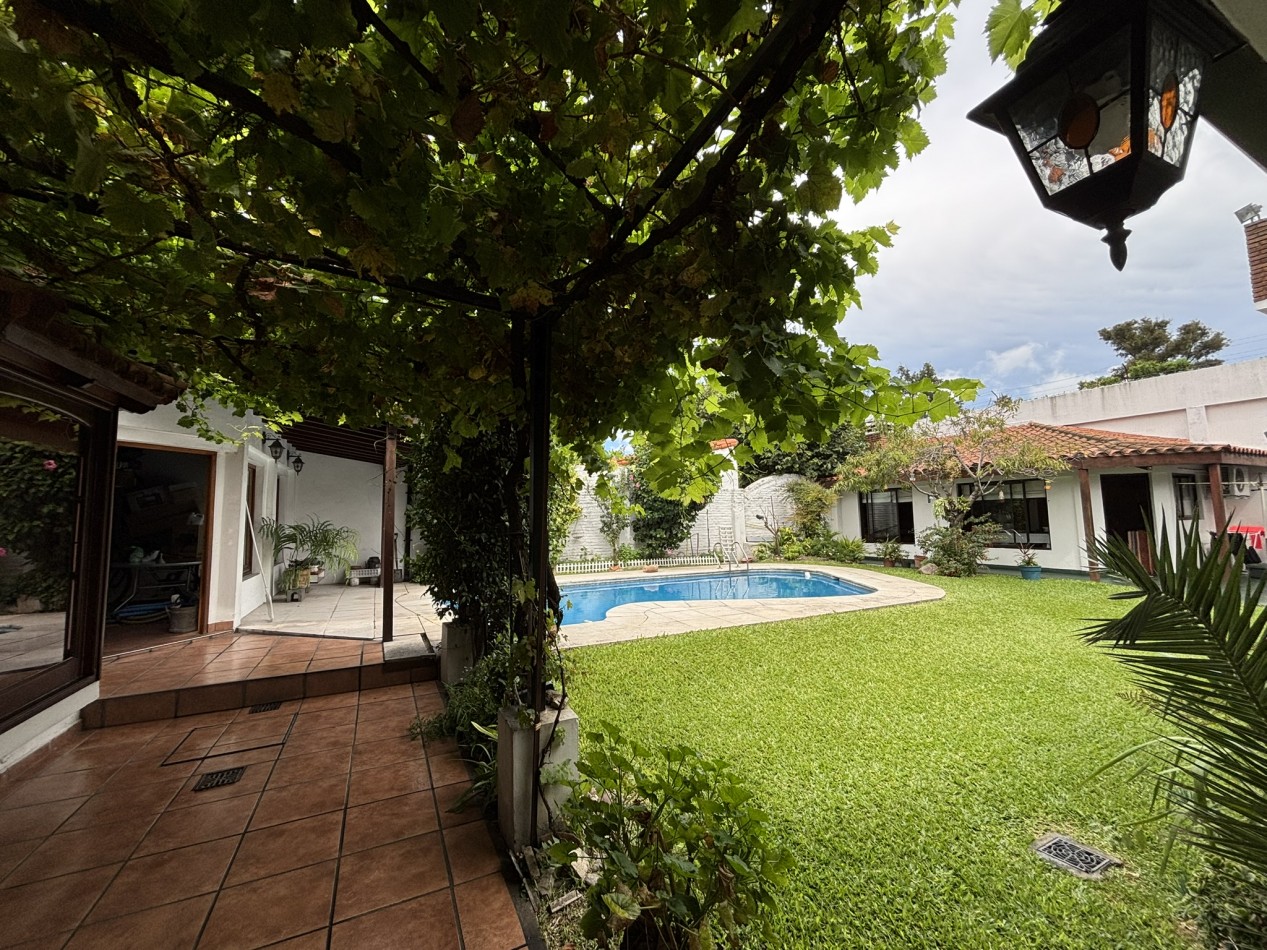 Chalet 5 ambientes con piscina - Circ. 3ra, Ciudad Evita