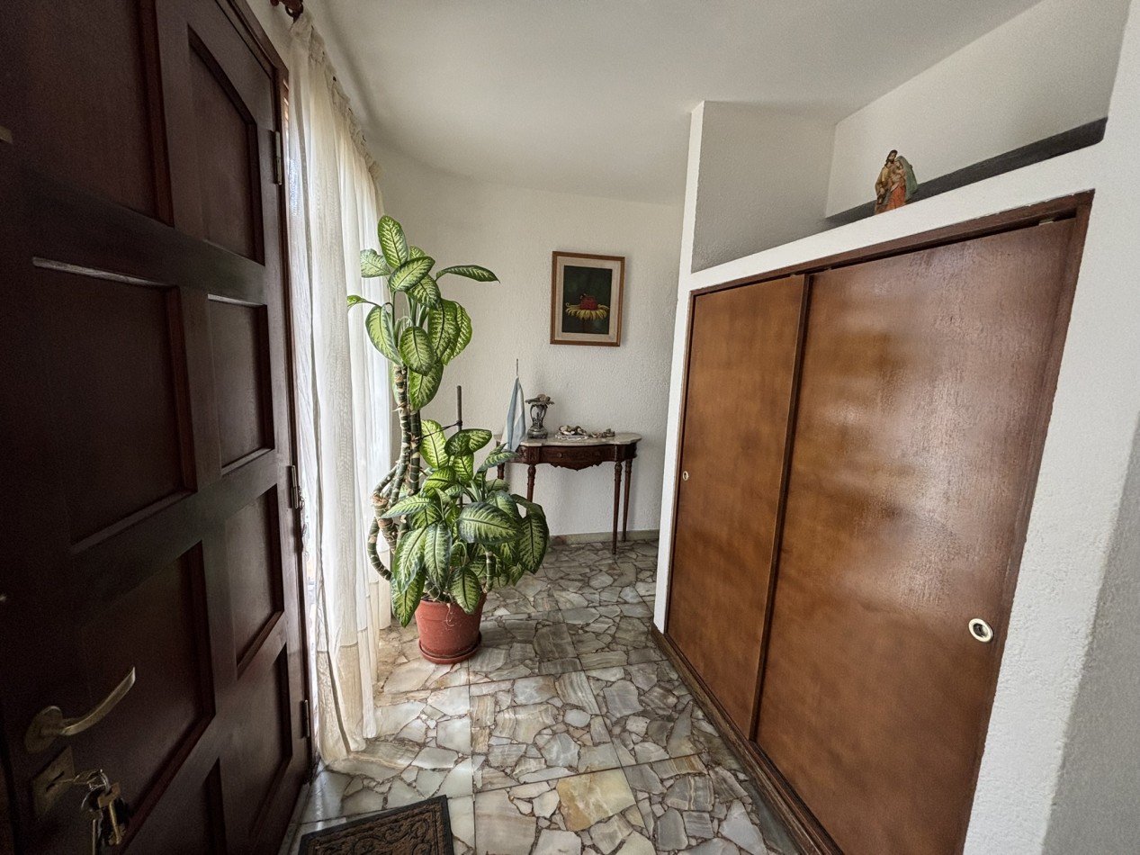 Chalet 5 ambientes con piscina - Circ. 3ra, Ciudad Evita