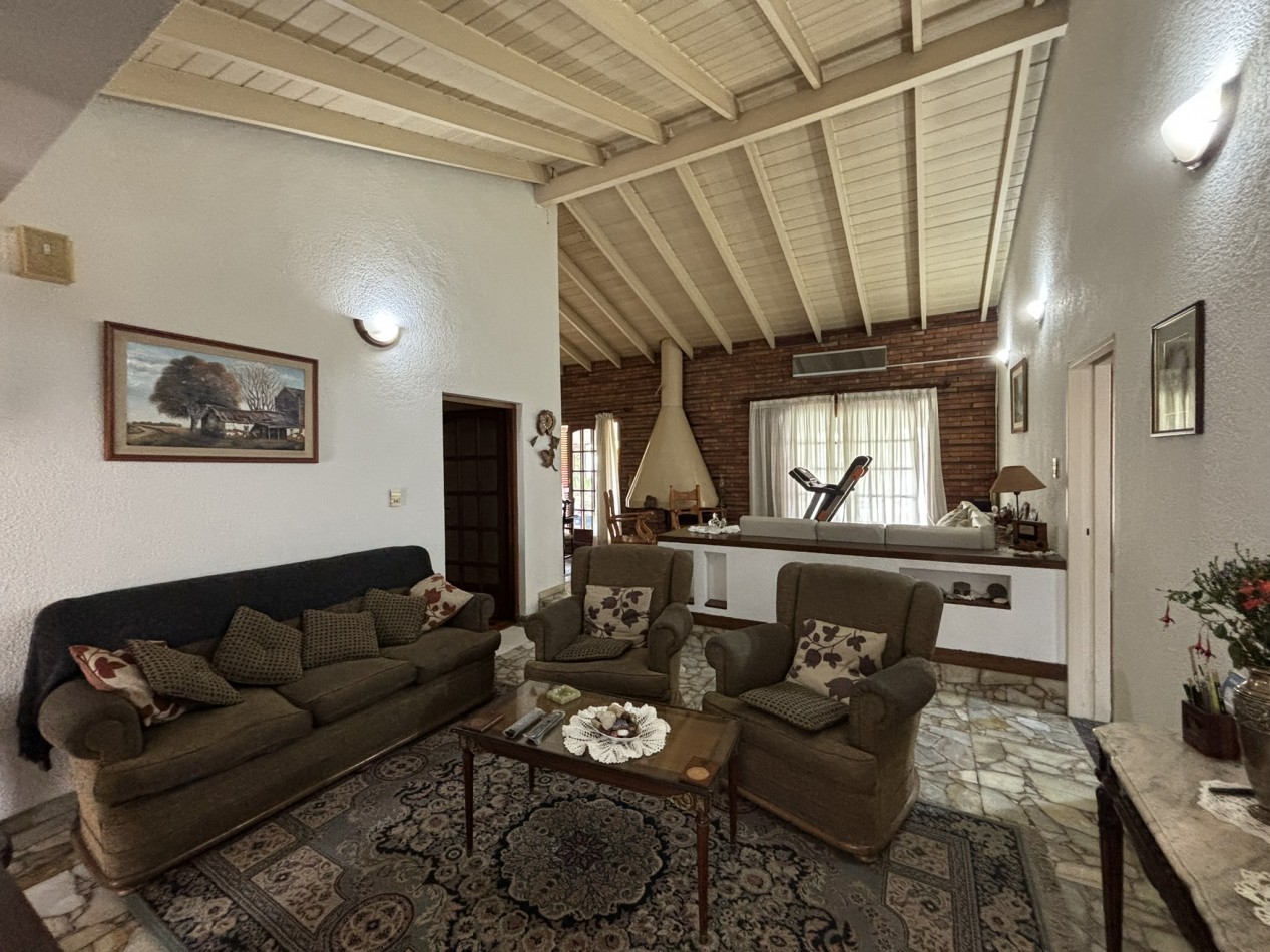 Chalet 5 ambientes con piscina - Circ. 3ra, Ciudad Evita